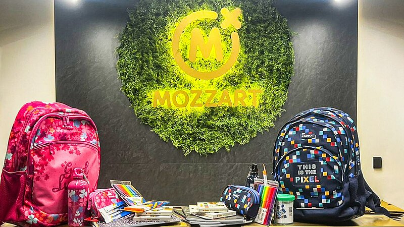 Трета година по ред: Mozzart ги израдува децата на своите вработени со ранчиња и училишен прибор Трета година по ред: Mozzart ги израдува децата на своите вработени со ранчиња и училишен прибор