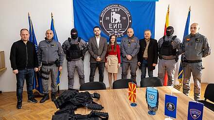 Заедно за безбедност: Mozzart донира тактички елеци на Интервентната единица