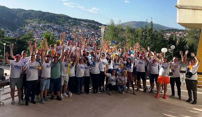 Тимот кој секогаш победува: Вработените на Mozzart го обоија Крушево во сино-жолто Тимот кој секогаш победува: Вработените на Mozzart го обоија Крушево во сино-жолто