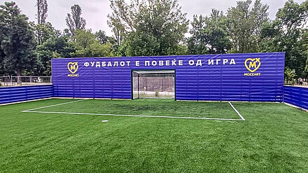 Mozzart и годинава ја продолжува мисијата „Фудбалот е повеќе од игра“ – Битола добива нов мини-пич терен!